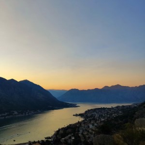 Perast et la forteresse de Kotor. On a fait l'ascension en plein soleil, sinon c'est pas drôle 🤠.#montenegro #landscape #kotor